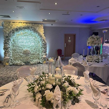 Holt Lodge Hotel Wrexham Buitenkant foto