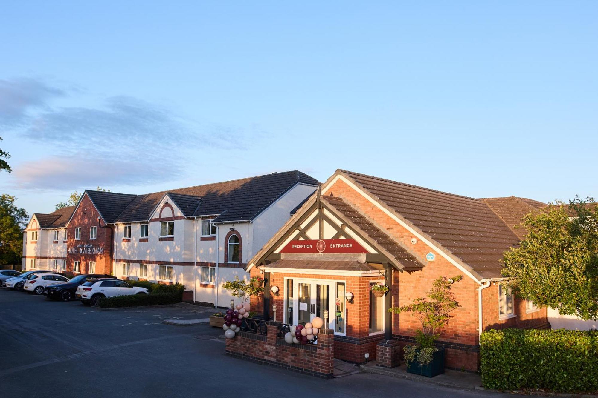 Holt Lodge Hotel Wrexham Buitenkant foto