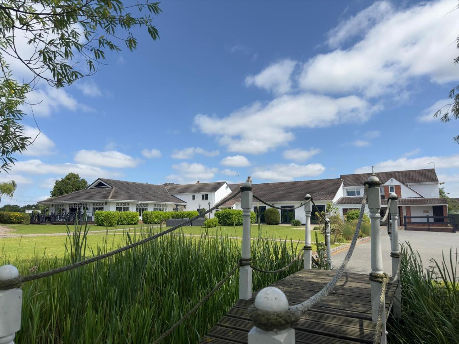 Holt Lodge Hotel Wrexham Buitenkant foto